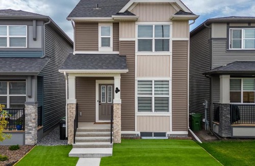 Southeast Calgary House | Beautiful 3Bed-with AC-Close to Spruce Meadows & Mountains