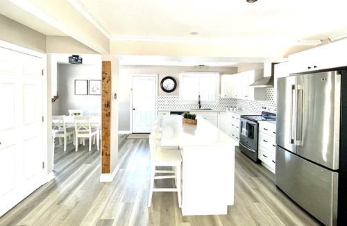 Collingwood House | Beautiful 4 bedroom home 5 minutes to Blue Mountain