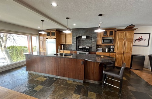 Central Okanagan House | Beautiful Beach Front home in Lake Country just outside Kelowna. Sleeps 8 adults