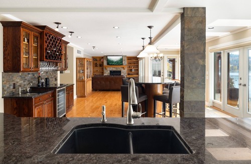 Central Okanagan House | Beautiful Beach Front home in Lake Country just outside Kelowna. Sleeps 8 adults