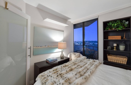 James Bay Condo | Beautiful Bright 1 Bedroom Condo Overlooking Beacon Hill Park and Olympic Mountains