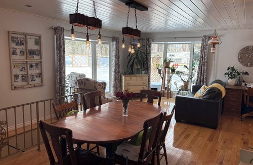 New Bothwell Cabin | Beautiful cabin on the river in St.Malo just steps from the lake!