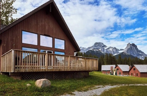 Canmore Ski Chalet | Beautiful Chalet in the Mountains with Pool and Hot Tubs