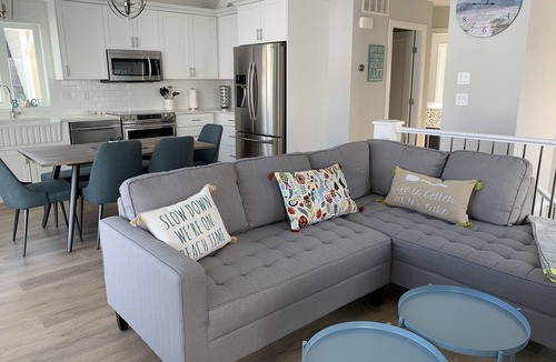 Central Okanagan House | Beautiful cottage close to pool, hot tubs and playground, Mansion