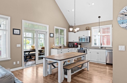 Osoyoos Cottage | BEAUTIFUL COTTAGE JUST STEPS FROM THE BEACH The cottages on Osoyoos Lake