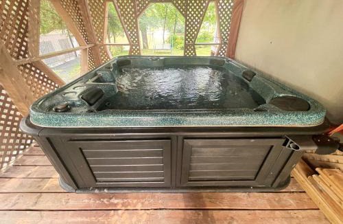 Asbestos Ski Chalet | Beautiful cottage waterfront