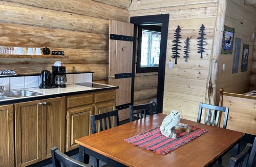 Lac La Hache Cabin | Beautiful cozy log cabin getaway