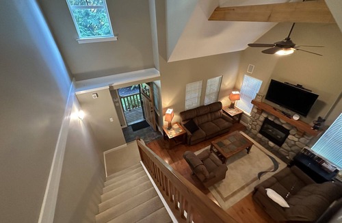 Lindell Beach Cabin | Beautiful Cultus Cabin 2 minutes from lake - sleeps 8!