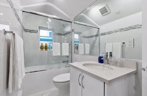 Killarney Apartment | Beautiful Exclusive 2BR Suite in Vancouver Central