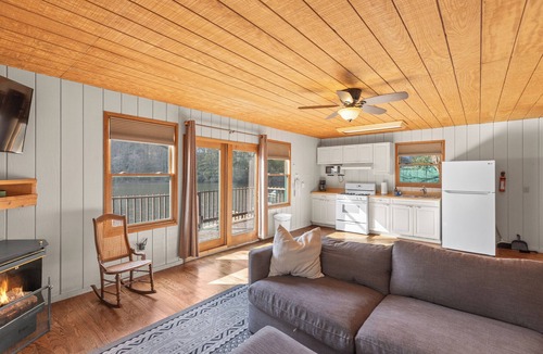 Lake Sequoyah House | Beautiful Highlands Cabin 5 minutes to town!