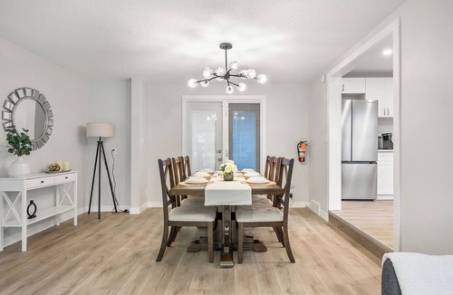 Southwest Calgary House | Beautiful House 3BDR>Chinook Mall 2 mins>Downtown 10 mins/Backyard>Firepit>PS5