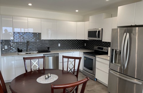 West Kelowna Estates Bed & Breakfast | Beautiful Kelowna Private Guesthouse - Panoramic Lake views! License number 9031