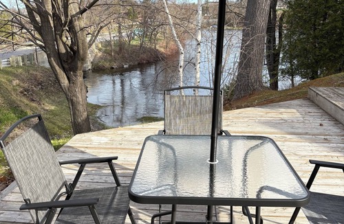 Sharbot Lake Cottage | Beautiful Lakeside Escape