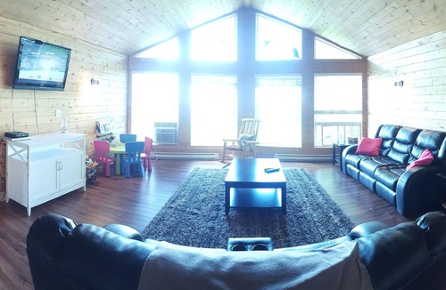 Beaconia Cabin | Beautiful Lakeview Cabin, quiet location, gorgeous sunsets & close to Beaches