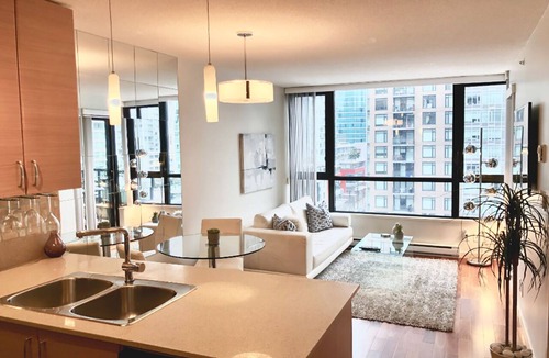 Yaletown Apartment | Beautiful Luxury Suite next to BC Place Stadium! Walk to MAJOR INTERNATIONAL SPORTING EVENT 2026 World Cup