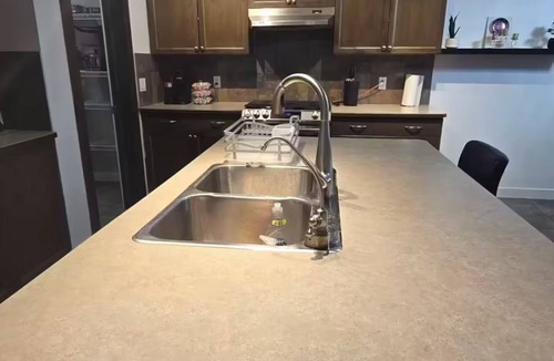 Cochrane House | Beautiful Modern Home 4BDR near Banff + Skiing!