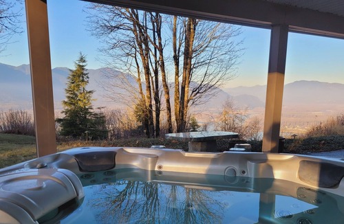 Chilliwack House | Beautiful Mountain Home - Amazing Views & Hot Tub
