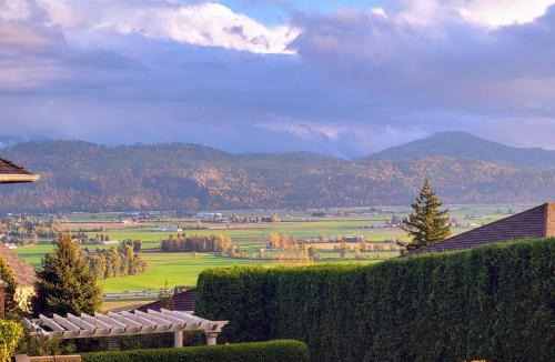 Lower Sumas Mountain Apartment | Beautiful Mountain Retreat with a View