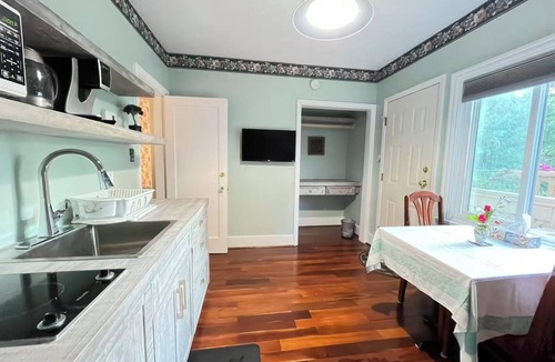 Saanich East Apartment | Beautiful One bedroom apartment in Cadboro Bay Village, Close to beach and Uvic