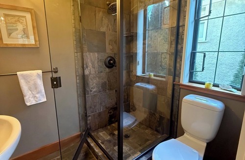 Rockland House | Beautiful Queen Suite near Castle, City & Beach