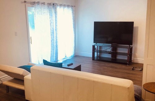 Barrie Apartment | BeAuTiFuL RaVen property near the Lake