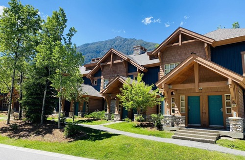 Panorama House | Beautiful Ski In/Out Riverside Retreat at the Base of Panorama ♥️♥️