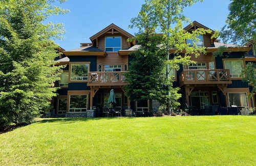 Panorama House | Beautiful Ski In/Out Riverside Retreat at the Base of Panorama ♥️♥️