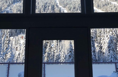 Sun Peaks Ski Chalet | Beautiful Ski & Mountain Bike retreat in Sun Peaks