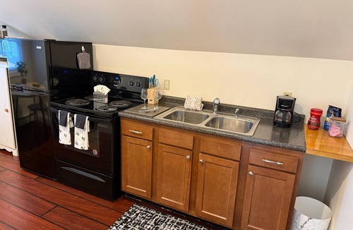 Clayton Apartment | Beautiful studio with AC in soothing Clayton location