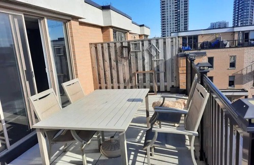 Davenport House | Beautiful Three Story Townhouse + Parking + Patios