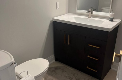 King Apartment | Beautiful Two-bedroom apartment: Minutes from Go Train to Toronto