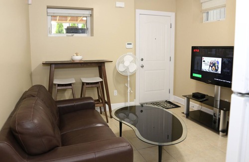 Sunset Apartment | Beautiful well equiped + centrally located private one bedroom suite