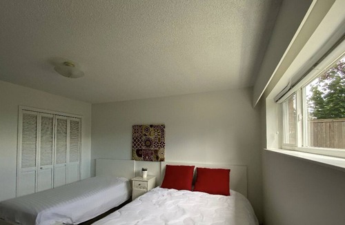 Hollyburn House | BEAUTIFUL- Well Lit -1 bed West Vancouver Home