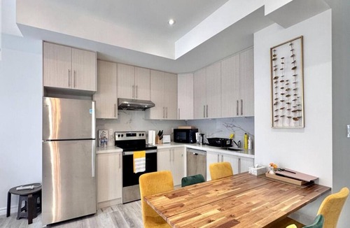 Niagara Falls House | Bentley Commons Luxury 5 Bedroom Townhome in the Fallsview Tourist District