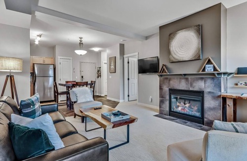 Canmore Condo | Best Relaxing King Bed Suite/Mtn. View, Heated Pool & Hot Tubs & Free Parking
