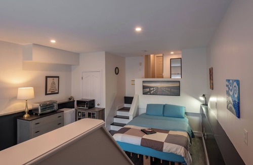 North End House | Between two bridges: a private studio suite