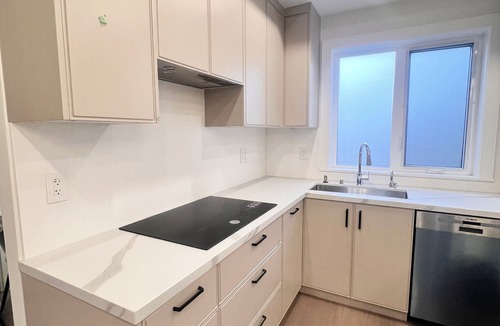 Kerrisdale House | Big 3 bed+ 3 Bath townhome with rooftop views