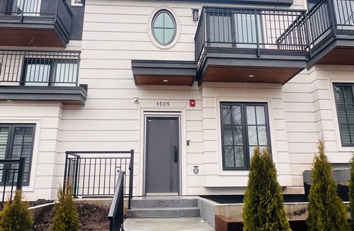 Kerrisdale House | Big 3 bed+ 3 Bath townhome with rooftop views