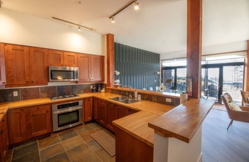Ucluelet Condo | Big Beach Escape – Oceanview Walk to Trail Fireplace