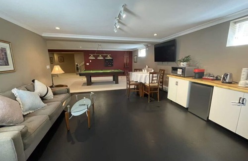 Surrey Apartment | Billiards & Relaxation High-End 2BR Surrey Retreat