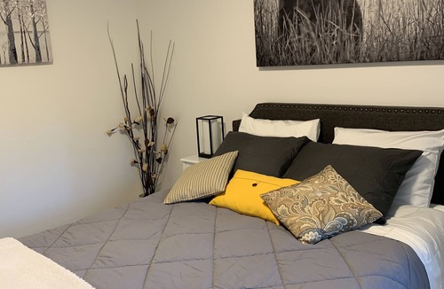 Regional District of Nanaimo Cottage | Black Bears Den - Cozy cottage in the woods pet friendly and hiking at your door