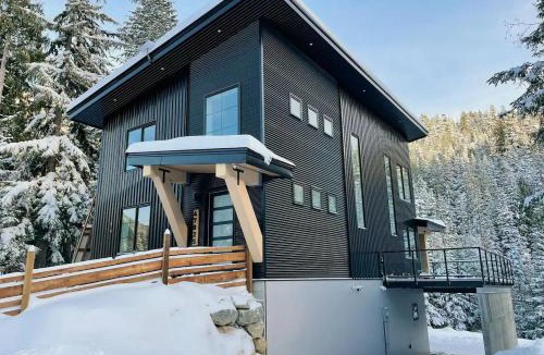 Hemlock Valley Ski Chalet | Black Diamond Cabin - Sasquatch Mountain Resort