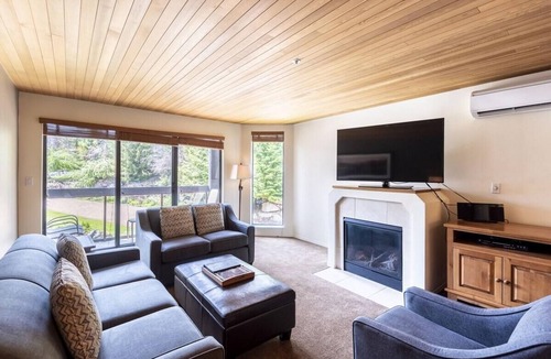 Blueberry Hill Condo | Blueberry Hill Location! Pool, hot tub, walk to village