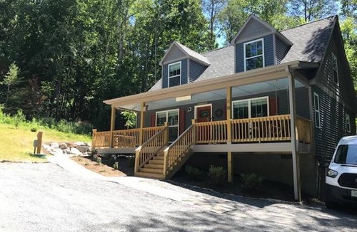 Black Mountain Cottage | Bluebird Hideaway: 1 Private Acre, Hot Tub, & Pets Allowed!