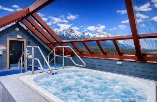 Canmore House | Bluebird - Spacious Luxury Shared Rooftop Hot Tub