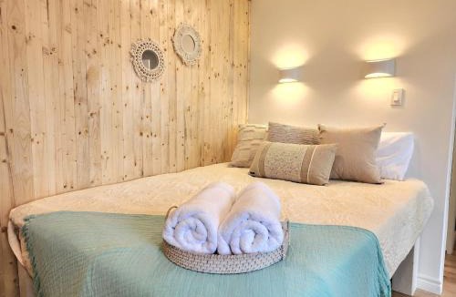 Quartier 5-4 House | Boho Chic Tiny House - Hot Tub EV Chrger & Parking