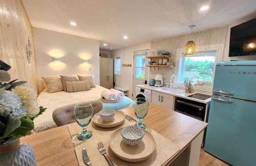 Quartier 5-4 House | Boho Chic Tiny House - Hot Tub EV Chrger & Parking