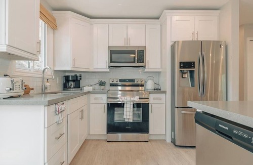 Midland House | Boho Hideaway w/Hot Tub, Sauna & Games