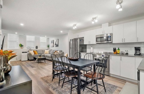 Cranston Apartment | Boho Retreat | Cozy | Pets | Bow River | Cranston