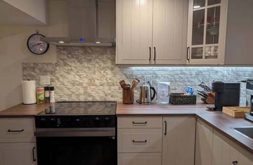 Applewood Apartment | Boho Retreat - Free Parking, Kitchen, Wi-Fi